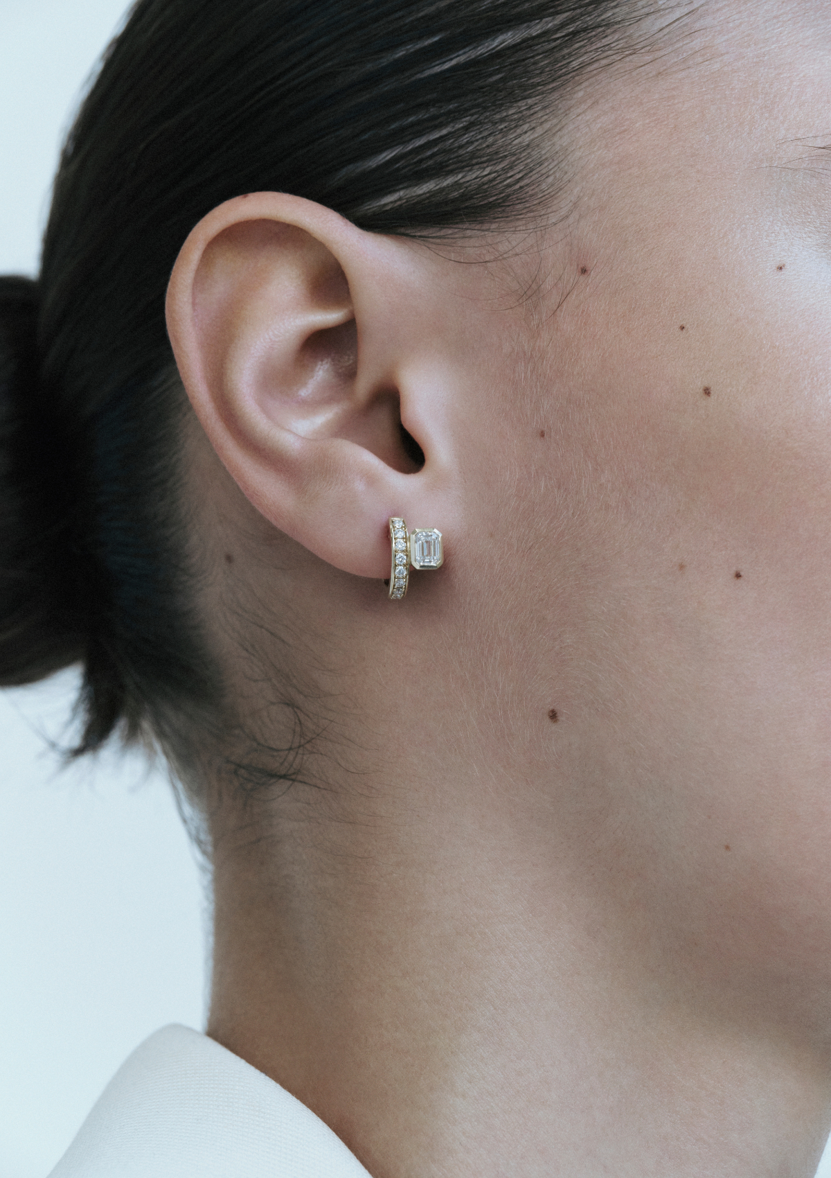 OFF-CENTRED DIAMOND HUGGIES